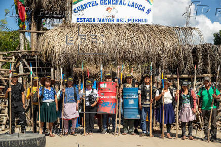 Dos mil personas con estacas, escudos y lanzas protegen el último fortín de Evo Morales
