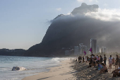Filhote de baleia Jubarte morto, encalha na praia de São Conrado, no Rio de Janeiro