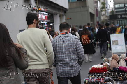 Pedestres caminham pela Av. Paulista