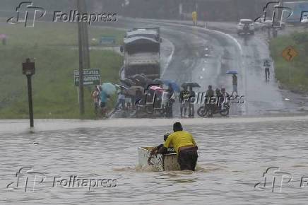 Alagamento devido à chuva em Recife (PE)