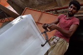 Workers battle heatwave at Karachi ice factory