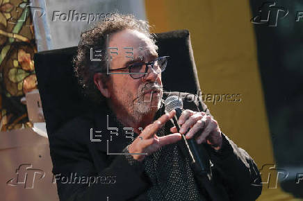 Tim Burton emerge del panteón más grande de México con clase magistral para aficionados