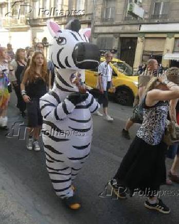 Húngaros e apoiadores LGBT protestam contra a nova lei anti LGBT+ da Hungria em frente ao parlamento.