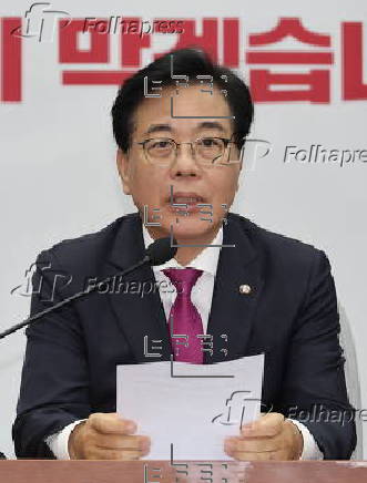 Opposition leader Song Eon-seog speaks at party meeting in Seoul
