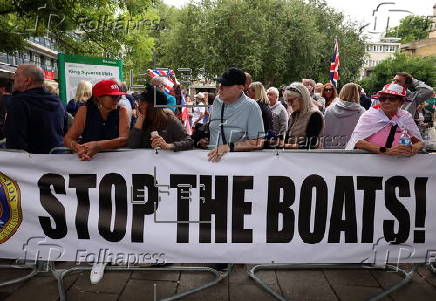 Anti-fascist protest outside hotel housing asylum seekers in London