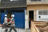 Agentes da subprefeitura de Itaquera e GCMs inspecionam casas para demolição