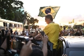 Bolsonaro encabeza una manifestación tres días después de salir del hospital