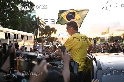 Bolsonaro encabeza una manifestación tres días después de salir del hospital