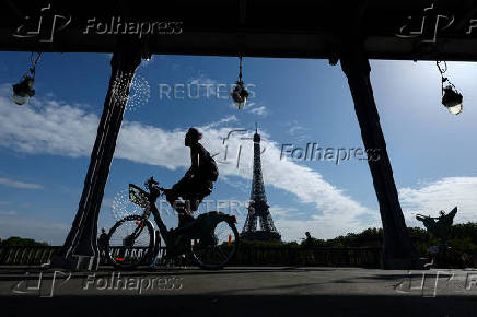 The Pont de Bir-Hakeim bridge and the Eiffel Tower in Paris