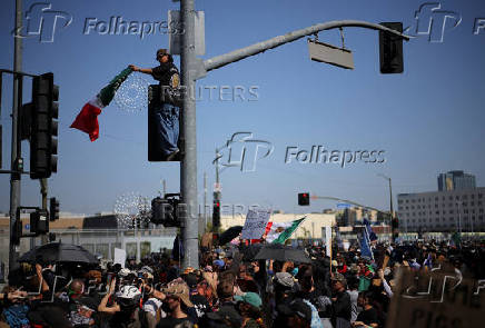 Protest following multiple detentions in downtown Los Angeles
