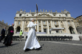 El papa atravesó la Puerta Santa y dijo que para servir en el Vaticano hay que ser santos