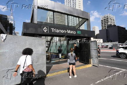 Tapumes e alguns acessos fechados, na estação Trianon MASP