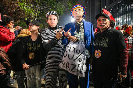 Manifestantes protestam pela taxação de super ricos na Avenida Paulista