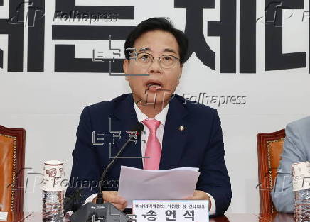 Opposition party's interim leader attends meeting of party committee at the National Assembly
