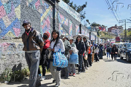 Long lines for basic goods amid shortages and rising prices, in La Paz