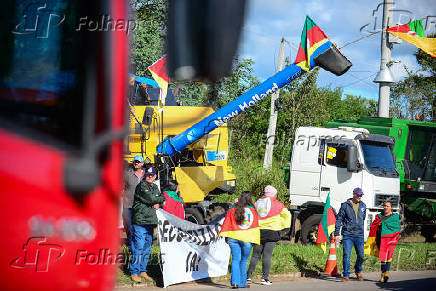 Agricultores bloqueiam ERS-287 em Venâncio Aires