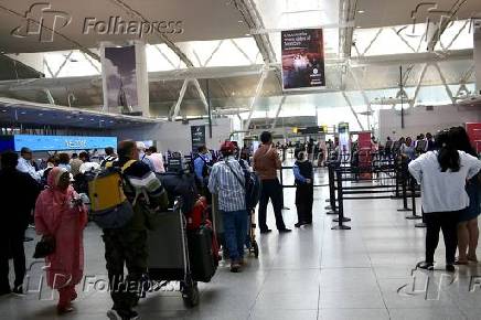 Movimentação de passageiros no aeroporto jfk em nova york.