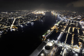 Vista aérea noturna do Porto de Santos com navios atracados
