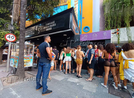 Público aguardando para assistir a transmissão do Oscar 2025 