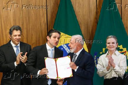 Lula entrega ao presidente da Câmara, Hugo Motta, o projeto do IR
