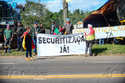 Agricultores bloqueiam ERS-287 em Venâncio Aires
