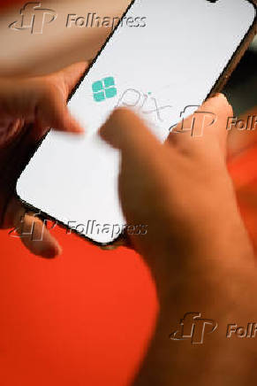 Cliente utiliza o Pix no celular