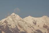 La luna sobre el monte nevado Illimani en Bolivia