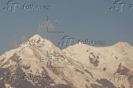 La luna sobre el monte nevado Illimani en Bolivia