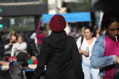 Pedestres enfrentam o frio em São Paulo
