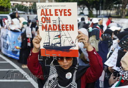 Pro Palestinians protest outside the US embassy in Jakarta
