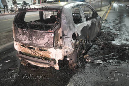 Pos Athletiba - carro incendiado