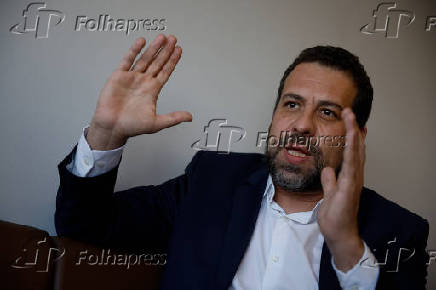 Guilherme Boulos durante entrevista na Câmara dos Deputados