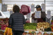 Consumidora em feira em SP