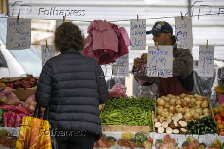 Consumidora em feira em SP