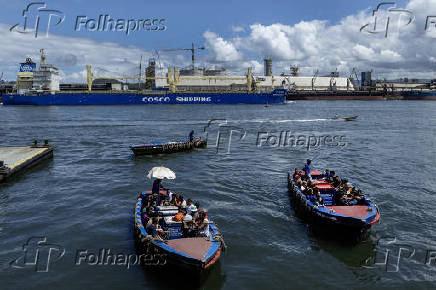 Transporte por catraias em Santos