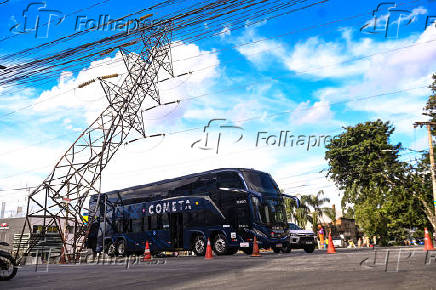 Ônibus danifica torre de energia em Contagem