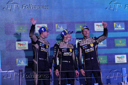 Bandeirada e pódio da categoria hypercar durante o fia wec no rolex 6 horas de são paulo