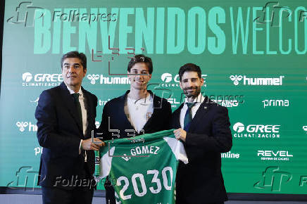 El portero Pau López y el central argentino Valentín Gómez son presentados como nuevos jugadores del Real Betis