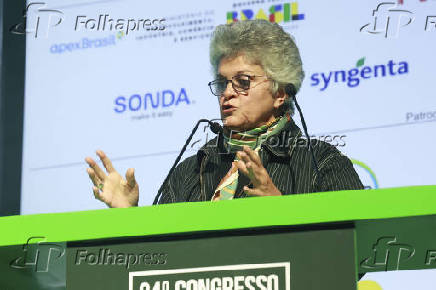 Izabella Teixeira was honored with the Norman Borlaug Award at the 24th Brazilian Agribusiness Congress