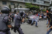 PM atira a curta distância bala de borracha contra manifestante
