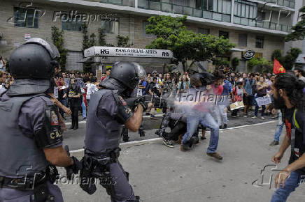 PM atira a curta distância bala de borracha contra manifestante