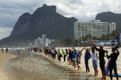 Activisats participan en 'Abrazo a los Océanos' para celebrar el Día Mundial de los Océanos