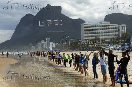 Activisats participan en 'Abrazo a los Océanos' para celebrar el Día Mundial de los Océanos