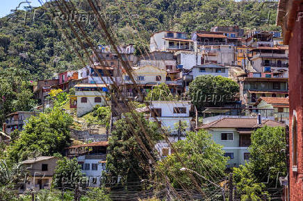 Vista de área com habitações em encosta em Teresópolis, no Rio