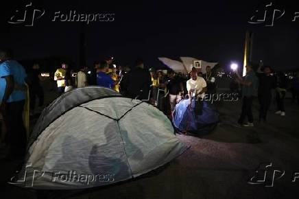 Os deputados Helio Lopes e Coronel Crisóstomo acampam em frente ao STF