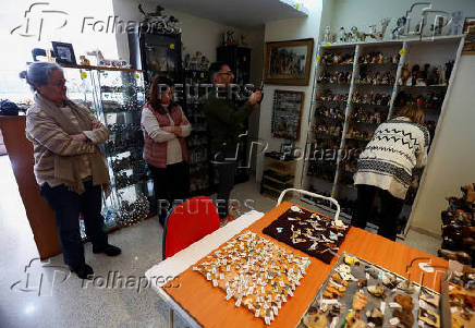 Gabarro's relatives and friends count dog figurines for the Guinness World Record in Terrassa