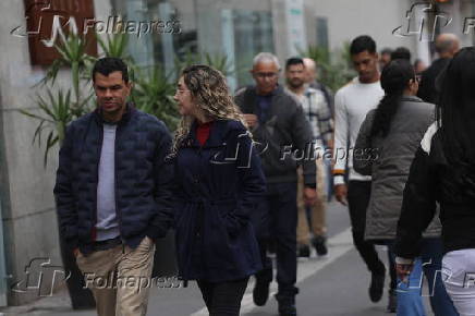 Pedestres caminham pela Av. Paulista