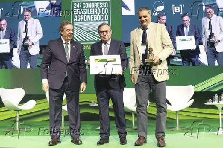 Homenagem a alexandre parola, com o ney bittencourt de araújo na 24º congresso brasileiro do agronegócio
