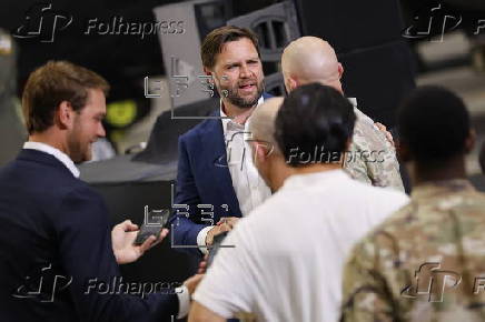 US vice-president visits US troops stationed in UK