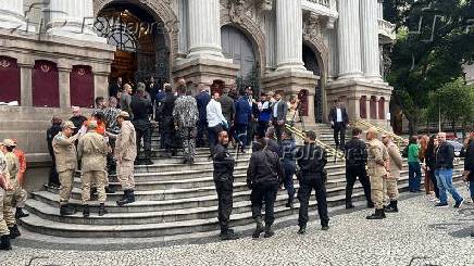 Missa de 7º dia homenageia policiais mortos em megaoperacao na Penha
